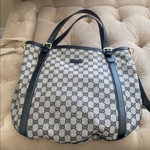 EUC signature Gucci shoulder / hobo black purse